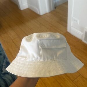 Lululemon “on my level” bucket hat size s/m white